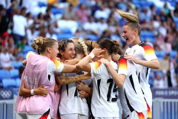 (用于吸引球迷，突出实时性和数据功能)