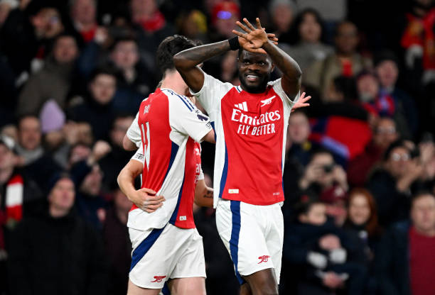 足球即时比分网：全场数据、红黄牌及换人信息