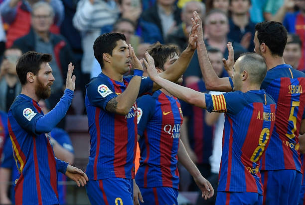 (结合著名球星和经典战术，分析两种任意球在实战中的价值)