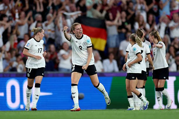 足球场土地平整度要求：坡度、土质与基础处理指南