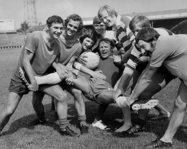 详细分析马拉多纳如何带领那不勒斯队从意甲中游球队蜕变为意甲冠军，并成为城市的象征。