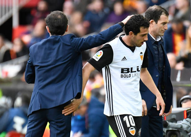 裁判出示红牌后，球队能否用替补填补空缺？