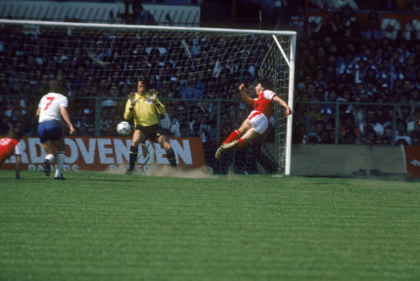 （将他置于一个更广泛的群体中进行对比和讨论）