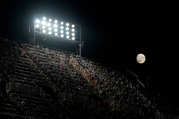 疫情下的空场比赛：2020-2021法甲赛季独特的赛场环境与影响 (聚焦时代背景)