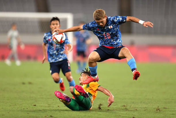 从防守到进攻：八人制足球比赛阵型转换的关键时机与技巧