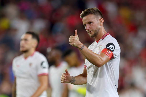 (社会视角，探讨足球 beyond the pitch 的影响力)