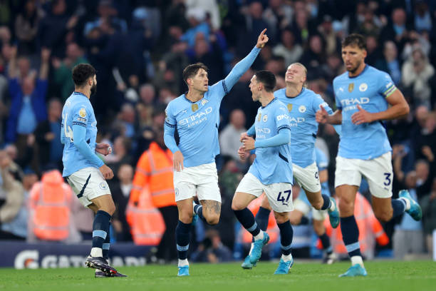 解密足球弧线：如何区分落叶球与电梯球