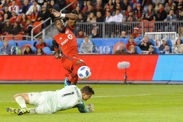 深入背景，解释赛事因疫情推迟的特殊性