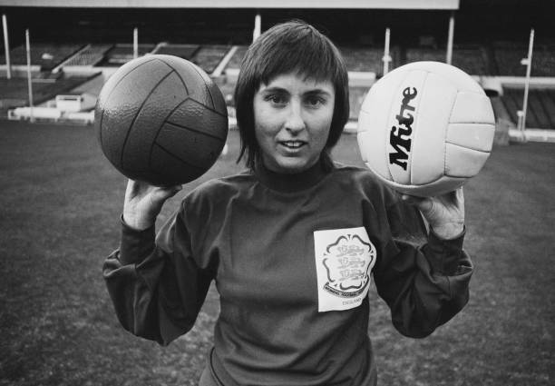 操场上的小插曲——足球踢到人身上