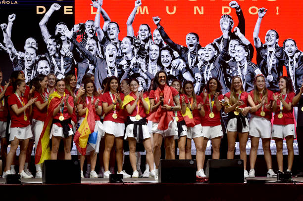 足球场面积如何影响比赛战术与球员表现？