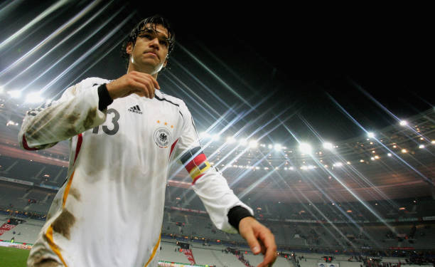 采用疑问句式，增加戏剧冲突和悬念