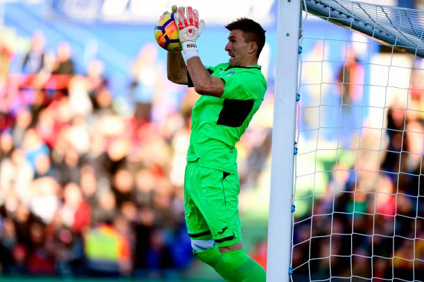 别再违例了！图解足球边线球的正确掷球姿势与要领