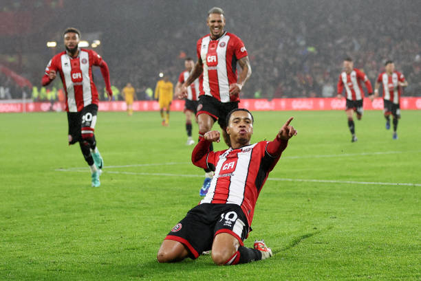 不止于进球！CCTV5直播带你发现欧洲杯赛场上的无名英雄——那些关键的后防铁闸与中场节拍器。