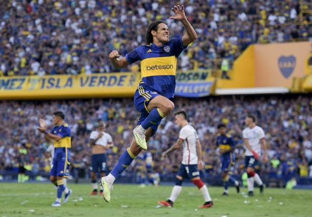 边路传中战术的核心：哪些球员能送出致命弧线？