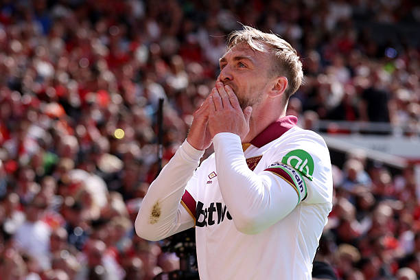 齐达内如何平衡皇马阵容中的超级球星与团队协作？