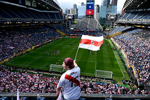 欧冠征程中的曼联：战术调整与阵容变化