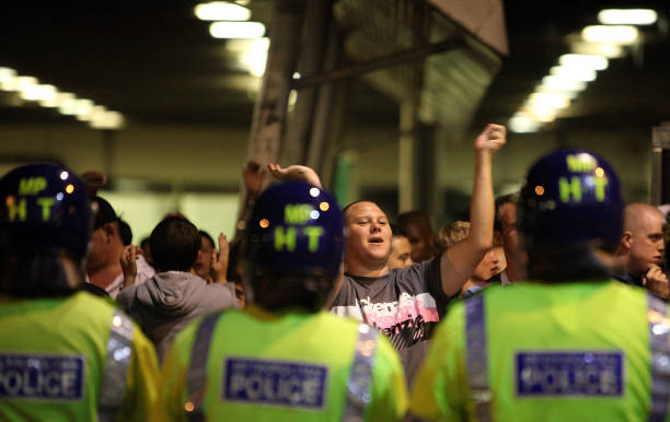 故意将球踢进对方球门算犯规吗？足球规则深度解读