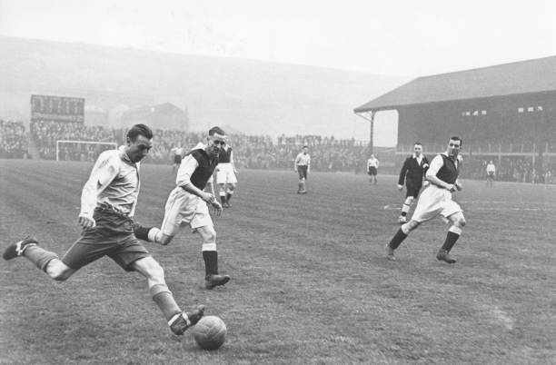 (突出比赛的戏剧性和关键瞬间)