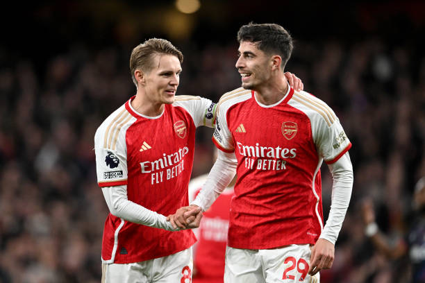 欧冠决赛主队教练的智慧：战术博弈与临场指挥