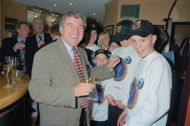 马赛比赛中断后续：欧足联或将介入调查，俱乐部面临重罚