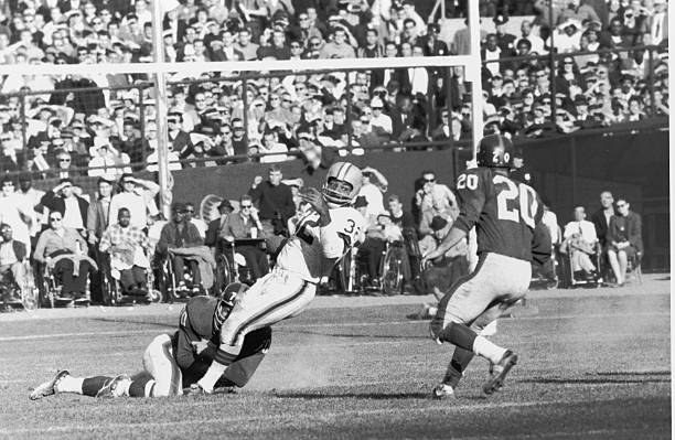 探讨荣誉缺失与其地位崇高的悖论