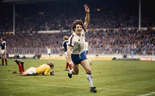 初中生七人制足球防守反击阵型：稳守快攻战术