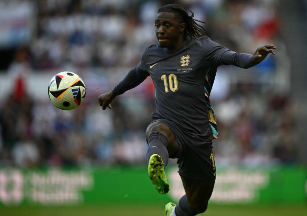 从罗纳尔多到罗纳尔迪尼奥：巴西足球的传承与进化