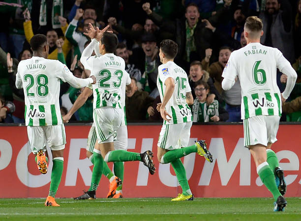 高卢雄鸡的图腾：揭秘法国队徽与队名之间的深刻联系