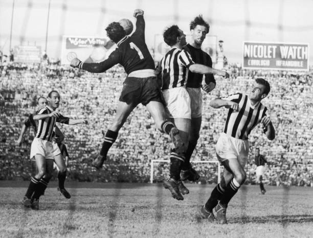 （更专业的角度，分析他的盘带、射门、跑位等足球技术）