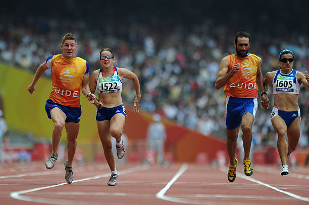 纵向跳高技巧：如何利用摆臂和腿部力量最大化跳跃高度