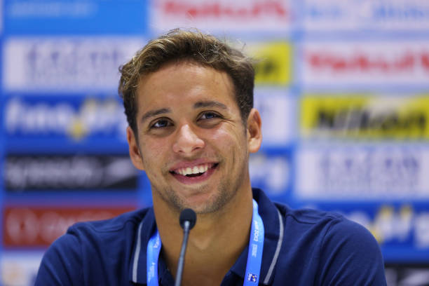 陈芋汐父母罕见曝光！一家三口温馨合影首次公开