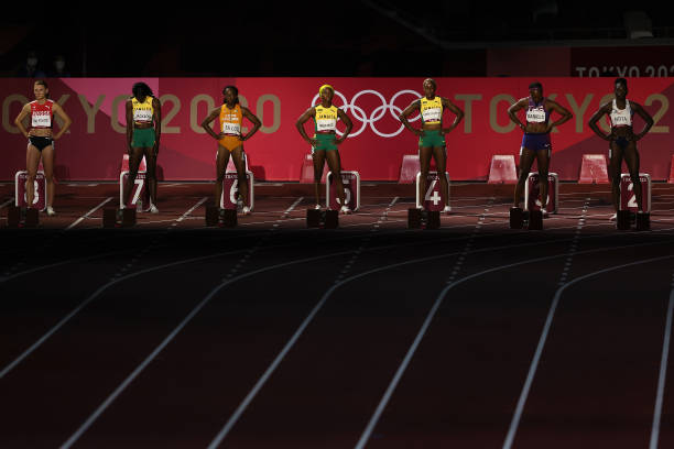 （用具体时间数据突出历史的跨越）