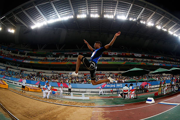 博尔特100米跑多少步？步数与速度的关系探讨