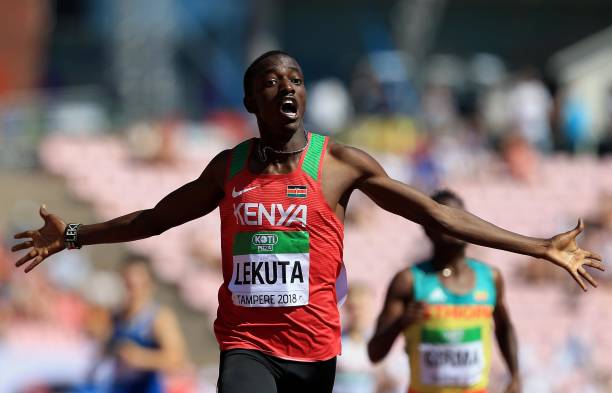 郭晶晶身着专业跳水服，展现优雅跳水风采