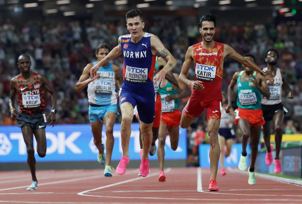 男子跳高世界纪录是多少？张国伟的个人最佳成绩对比