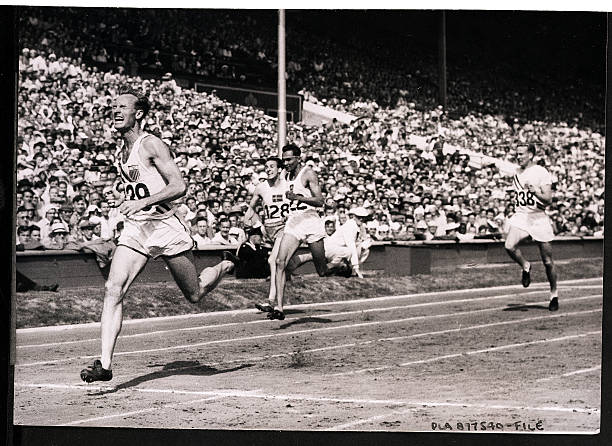 跨越式跳高动作分解：助跑、起跳、过杆、落地