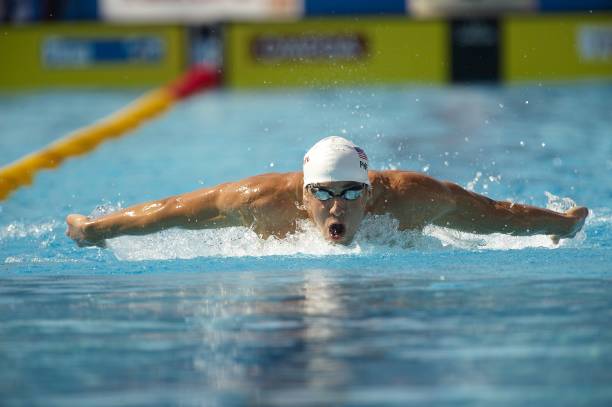 别人游泳带泳镜是为了看清水底，我戴泳镜是为了不让别人认出我