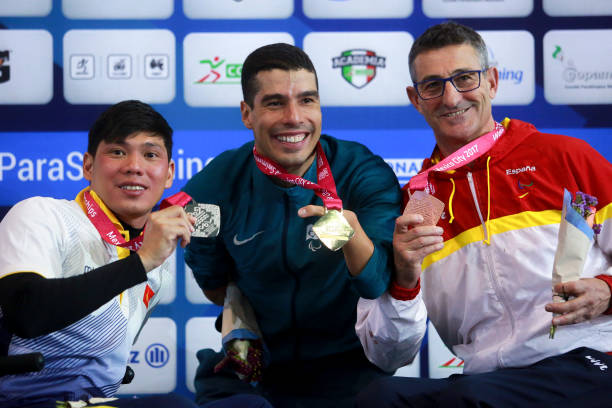 游泳馆里的动态场景：简笔画如何表现游泳动作