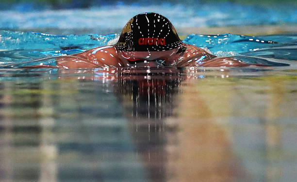 中国游泳队解说员如何用激情点燃赛场