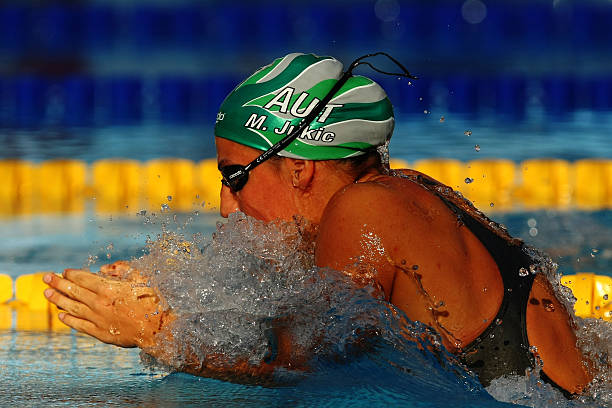 金海豚游泳考级背景图的色彩搭配与视觉心理学