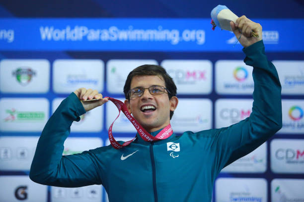 泳道上的较量，汗水与荣耀同在！?