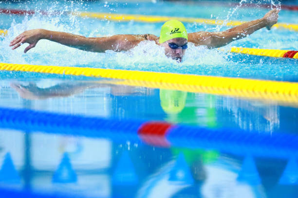 蝶泳的真相：上半身优雅如蝶，下半身挣扎如狗