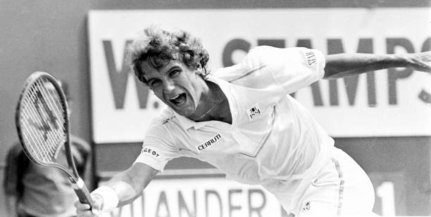 掌握网球ccja中的发球与接发球技巧