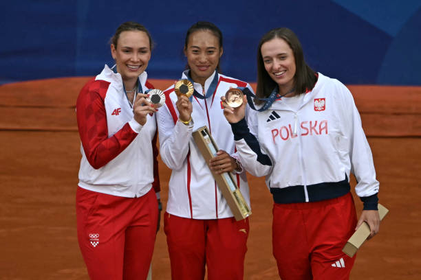 草地上的较量：2021温网第二比赛日亮点集锦