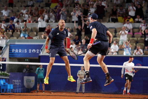 标准网球场的最小宽度要求是多少？