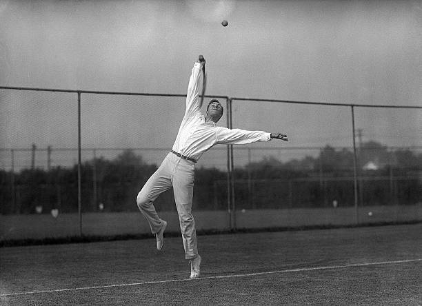 网球旋球发球教学视频：提升发球旋转与精准度