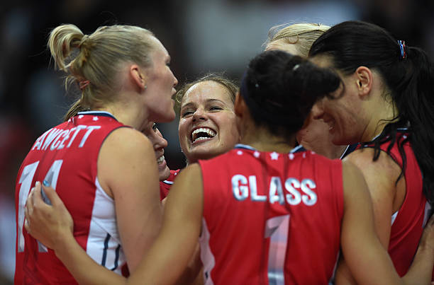 图解排球接发球技巧：提高一传稳定性的训练方法