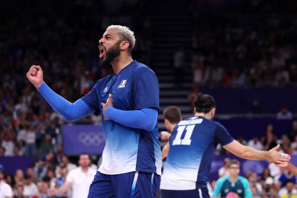 手绘排球场地示意图：尺寸与标记详解