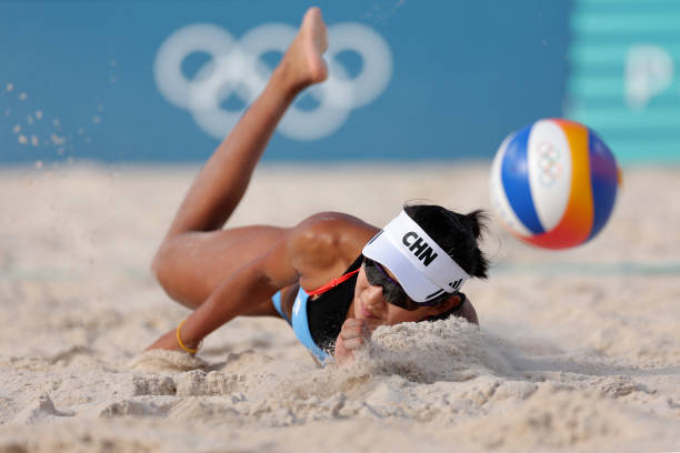 排球场地裁判区与替补席的位置规定