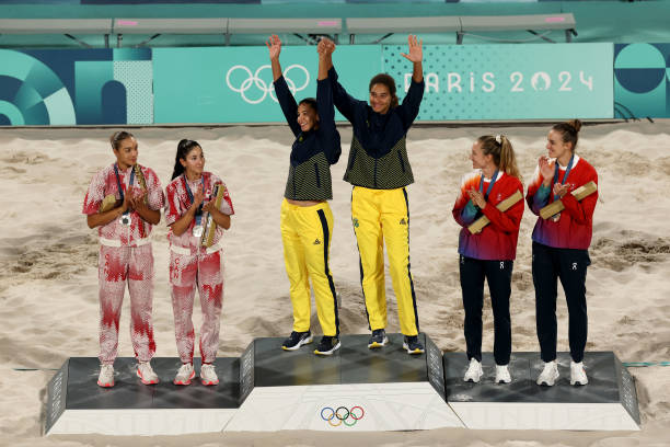 了解排球场地：进攻线、发球区与自由防守区的划分